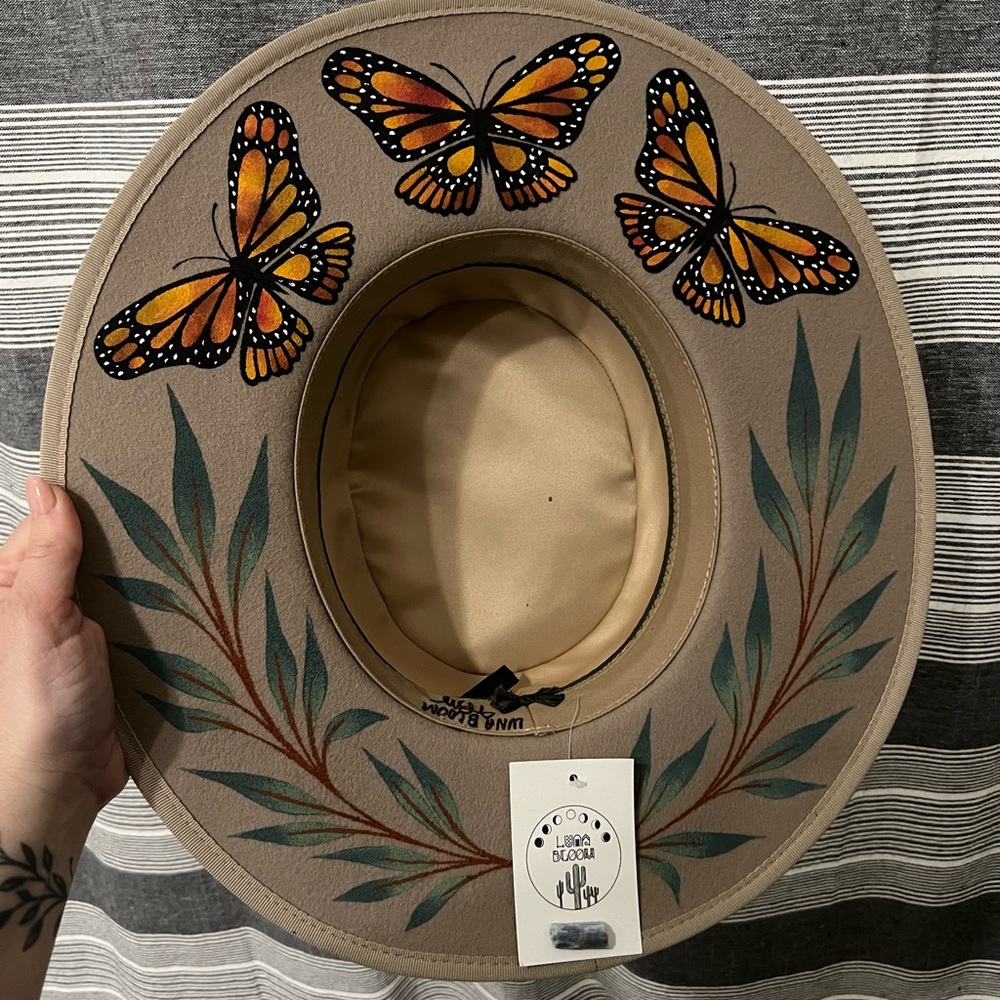 Luna Bloom hat